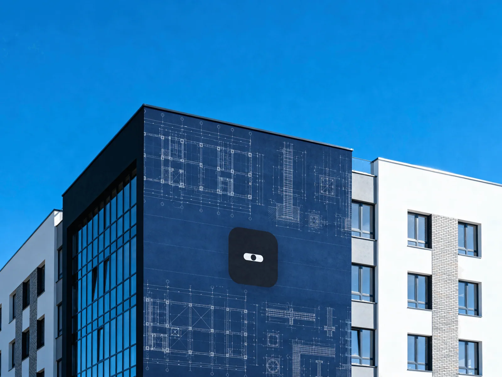 Un immeuble en construction dont la façade est couverte de plans, avec l’icône Casprod.